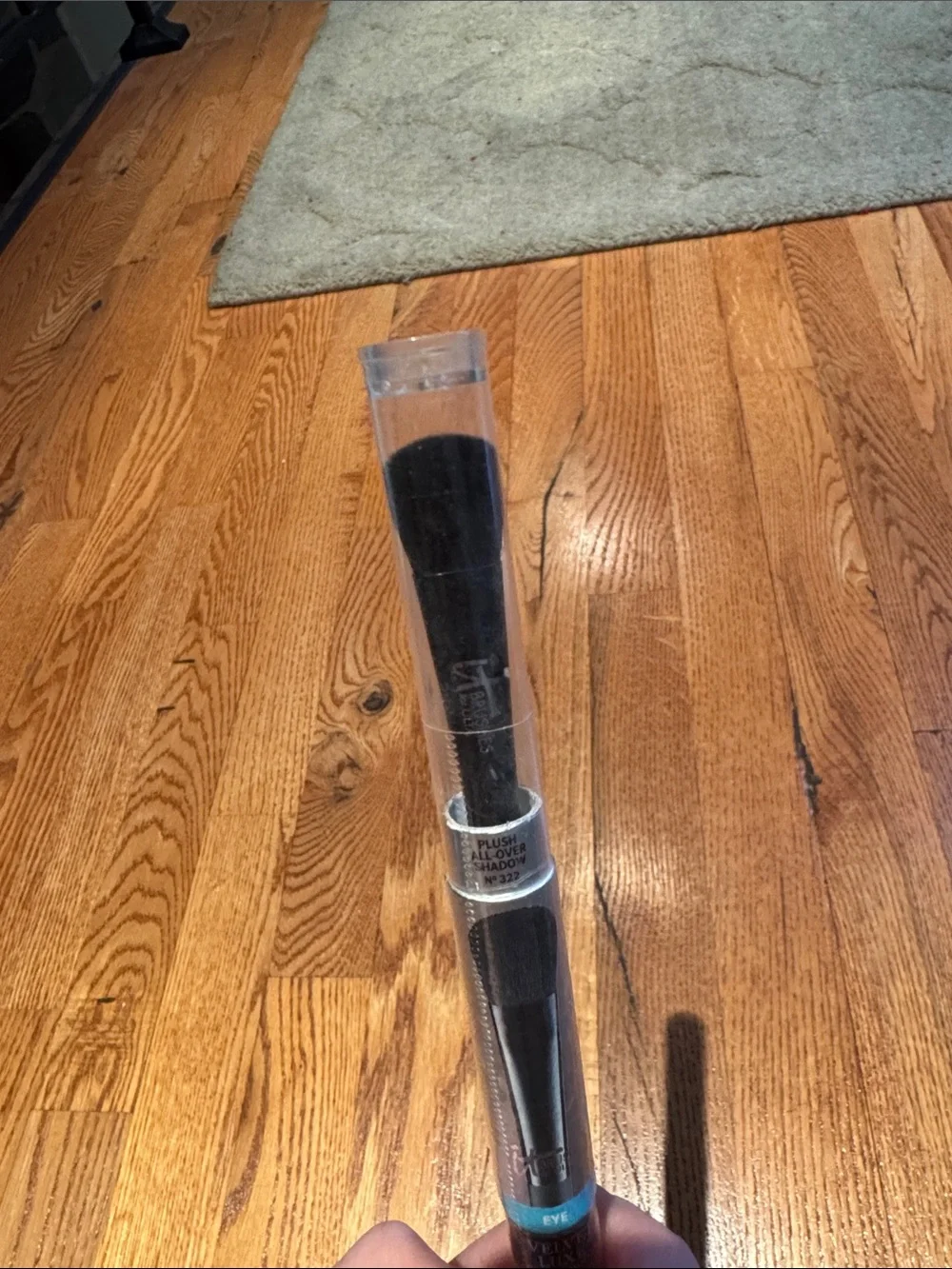 It Cosmetics plush all over shadow brush no 322